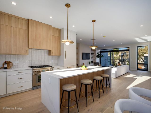 1412 N Elk Grove Avenue E, Chicago, IL 60622