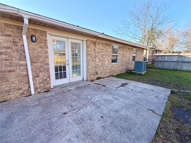214 S Texas Street, Texas City, TX 77591
