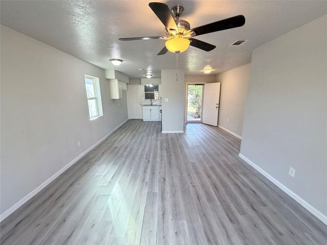 214 S Texas Street, Texas City, TX 77591