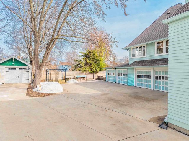 1016 WASHINGTON AVENUE, Oshkosh, WI 54901