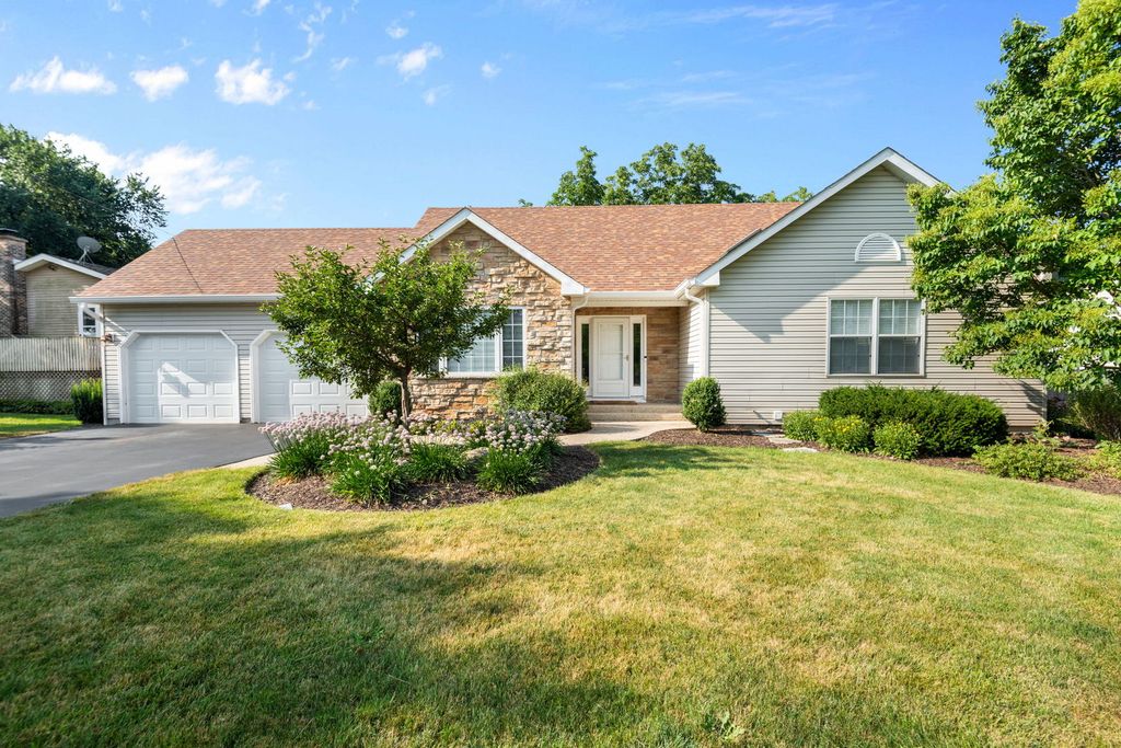1207 Main Street Road, Spring Grove, IL 60081