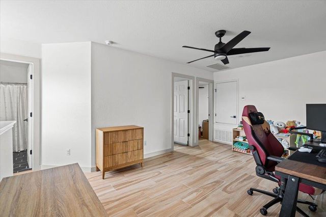 120 Hillhouse LN, Manchaca, TX 78652