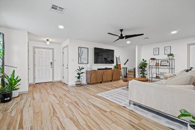 120 Hillhouse LN, Manchaca, TX 78652