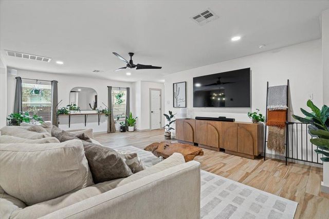 120 Hillhouse LN, Manchaca, TX 78652