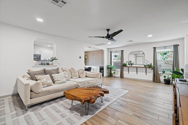 120 Hillhouse LN, Manchaca, TX 78652