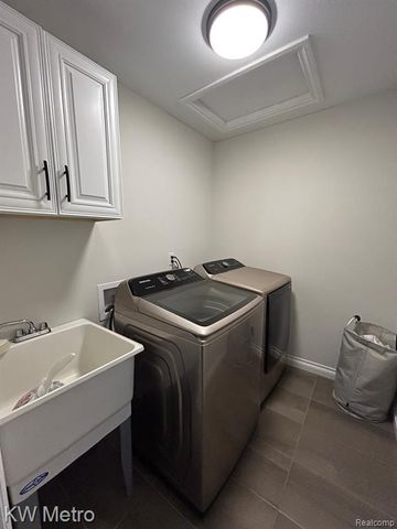 2323 E Maple Road, Troy, MI 48083