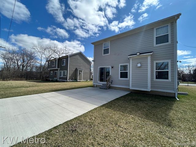 2323 E Maple Road, Troy, MI 48083