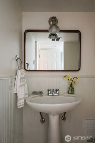 5624 7th Avenue NW, Seattle, WA 98107