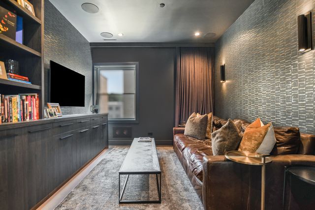 5643 N Glenwood Avenue, Chicago, IL 60660