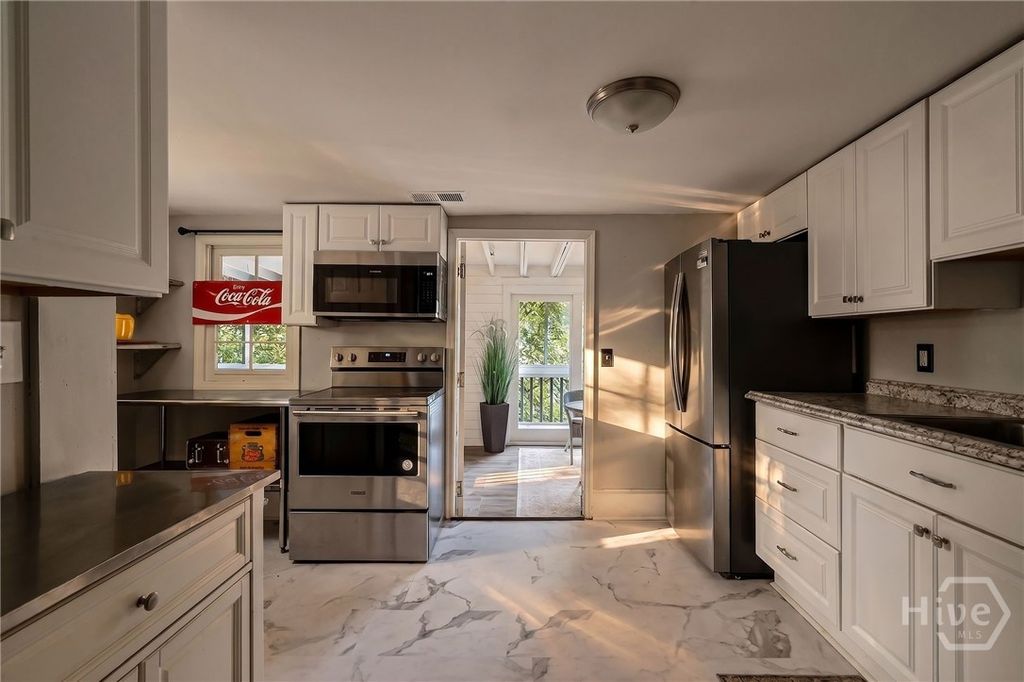 Image 17 of property listing at 509 E Jones Street, Savannah, GA 31401