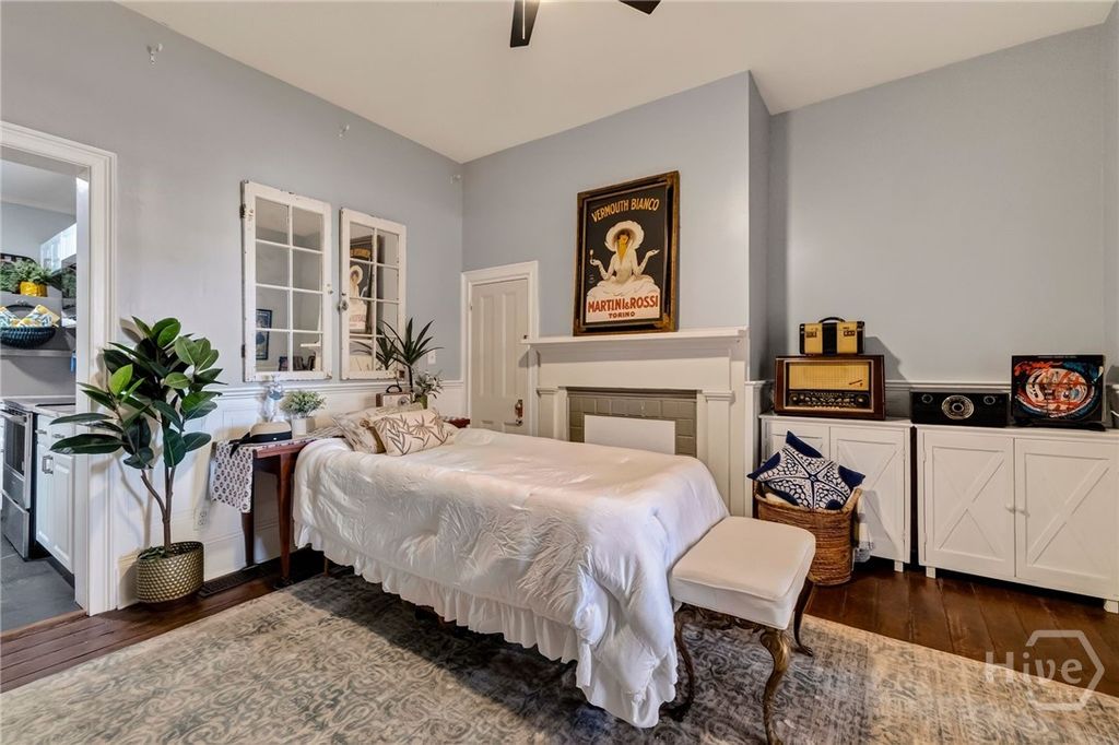 Image 5 of property listing at 509 E Jones Street, Savannah, GA 31401