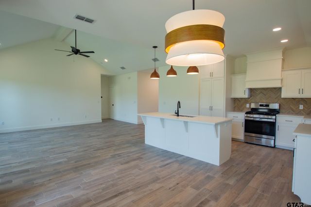 16518 Crossing Cir, Lindale, TX 75771