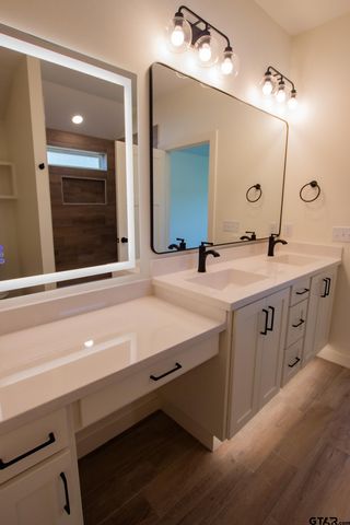 16518 Crossing Cir, Lindale, TX 75771