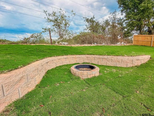 16518 Crossing Cir, Lindale, TX 75771