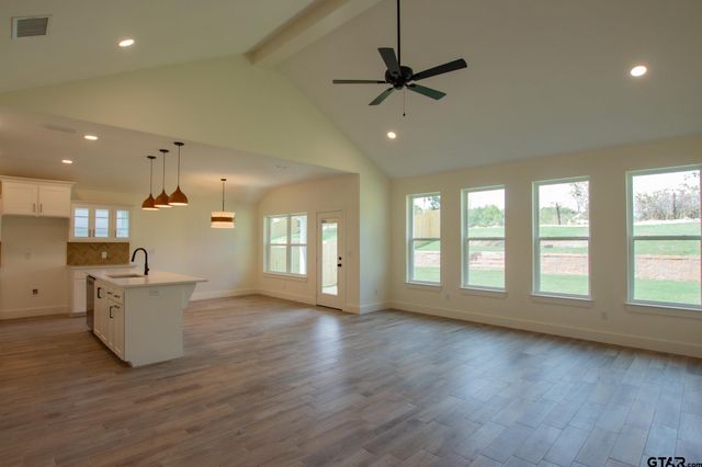 16518 Crossing Cir, Lindale, TX 75771
