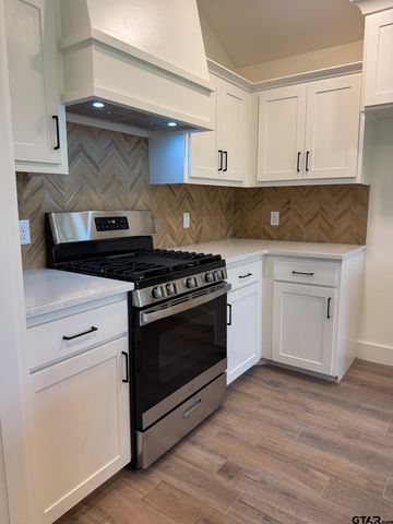 16518 Crossing Cir, Lindale, TX 75771