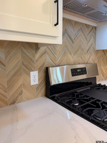 16518 Crossing Cir, Lindale, TX 75771