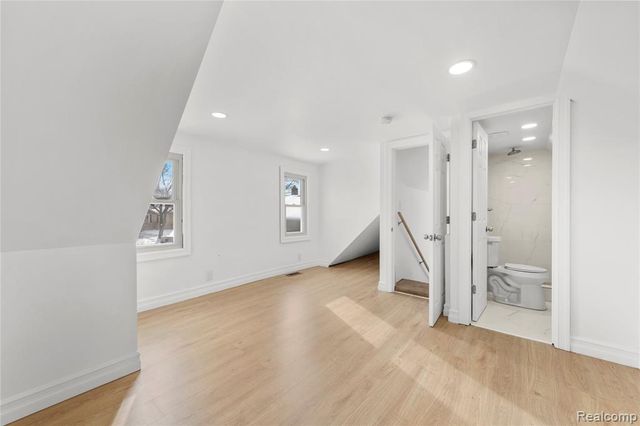 1523 E Madge Avenue, Hazel Park, MI 48030