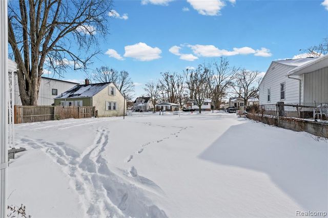 1523 E Madge Avenue, Hazel Park, MI 48030