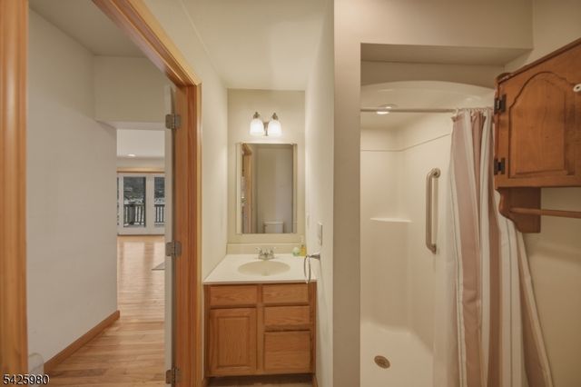 14 E Shore Dr, Hampton Twp., NJ 07860