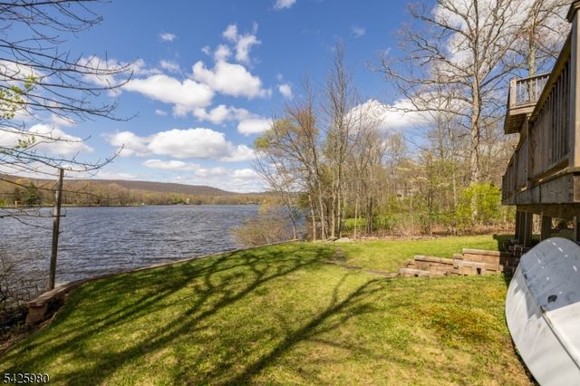 14 E Shore Dr, Hampton Twp., NJ 07860