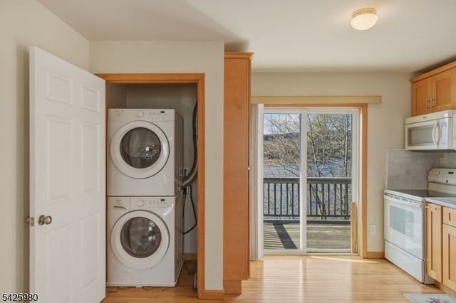 14 E Shore Dr, Hampton Twp., NJ 07860