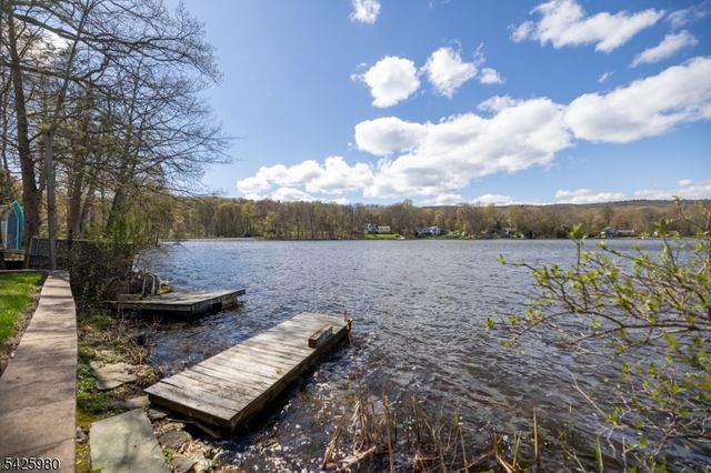 14 E Shore Dr, Hampton Twp., NJ 07860