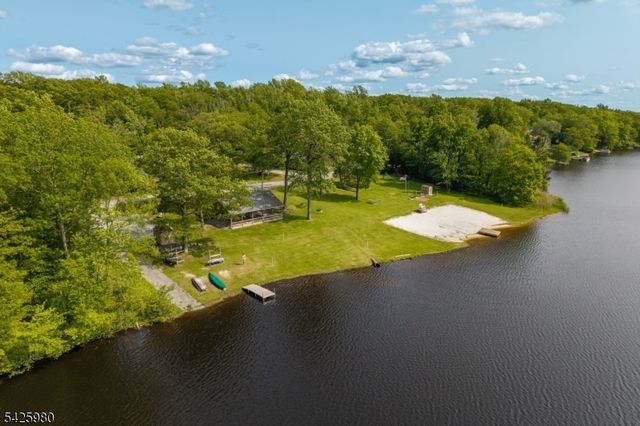 14 E Shore Dr, Hampton Twp., NJ 07860