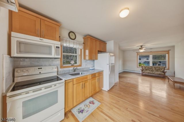 14 E Shore Dr, Hampton Twp., NJ 07860
