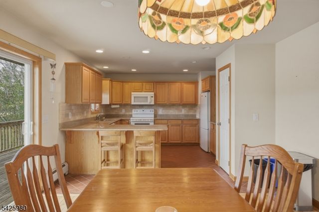 14 E Shore Dr, Hampton Twp., NJ 07860