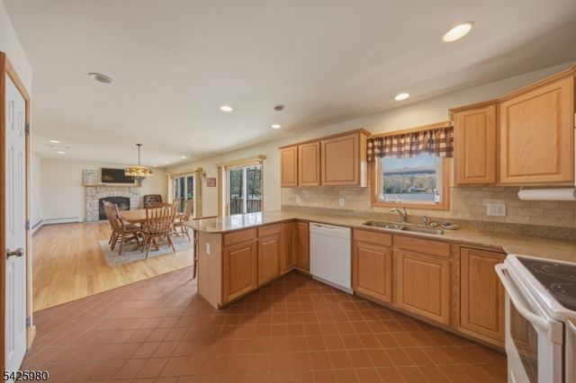14 E Shore Dr, Hampton Twp., NJ 07860