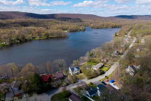 14 E Shore Dr, Hampton Twp., NJ 07860