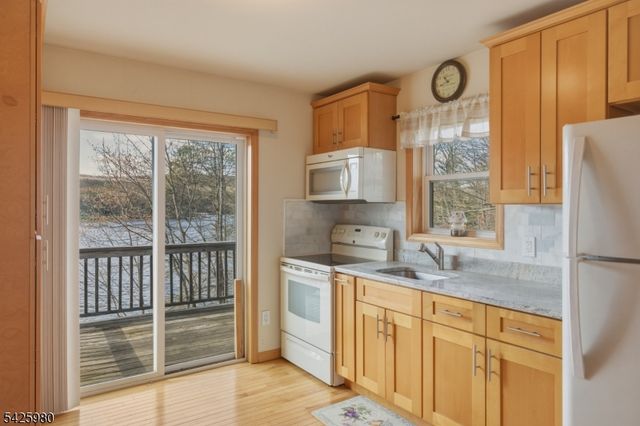 14 E Shore Dr, Hampton Twp., NJ 07860