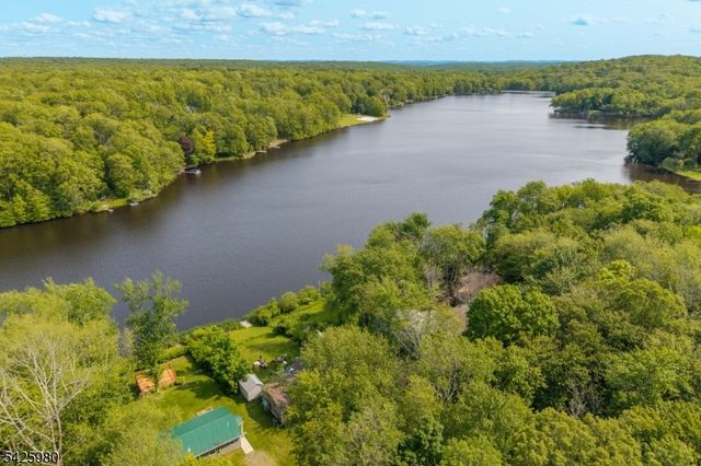 14 E Shore Dr, Hampton Twp., NJ 07860