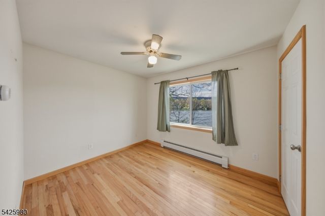 14 E Shore Dr, Hampton Twp., NJ 07860