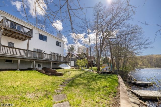 14 E Shore Dr, Hampton Twp., NJ 07860