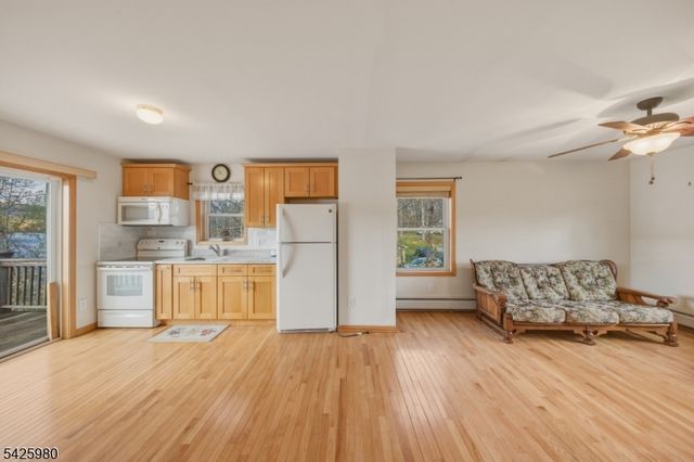 14 E Shore Dr, Hampton Twp., NJ 07860