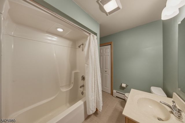14 E Shore Dr, Hampton Twp., NJ 07860