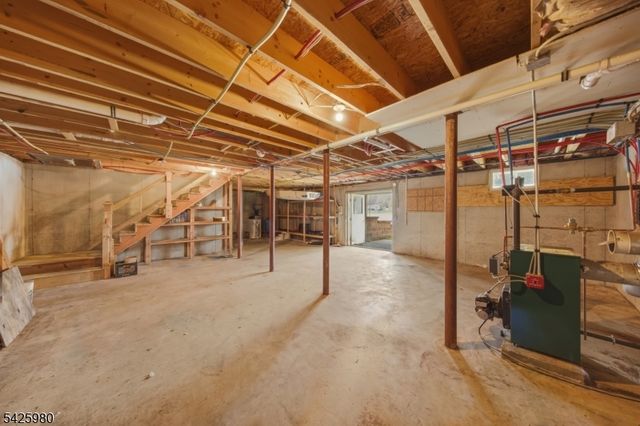 14 E Shore Dr, Hampton Twp., NJ 07860