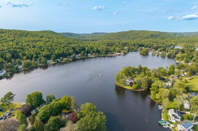 14 E Shore Dr, Hampton Twp., NJ 07860