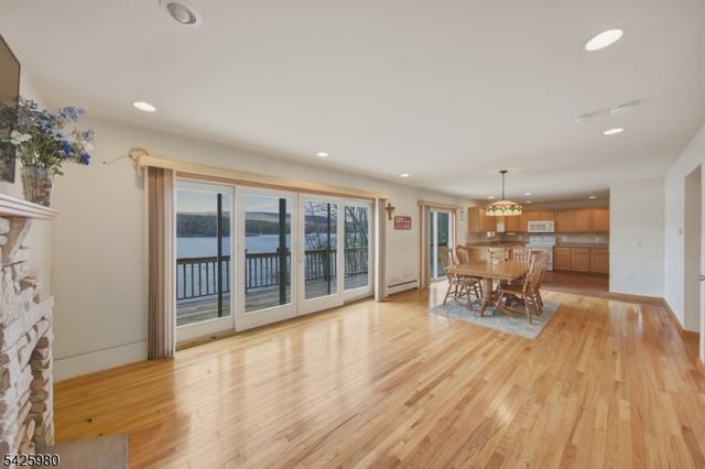 14 E Shore Dr, Hampton Twp., NJ 07860
