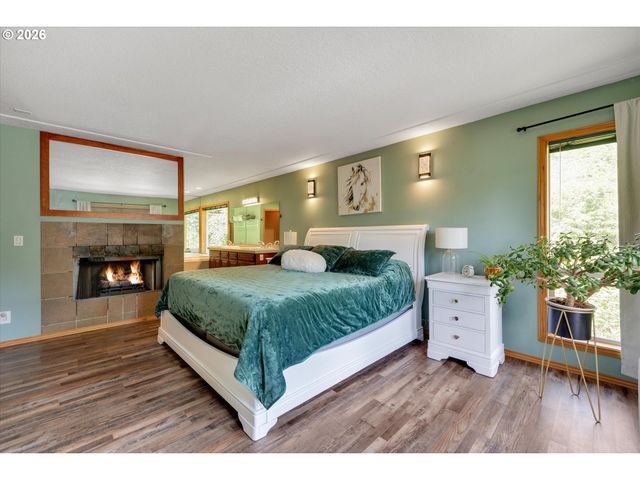 20530 S LELAND Rd, Oregon City, OR 97045