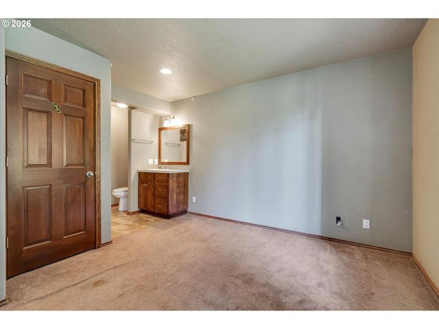 20530 S LELAND Rd, Oregon City, OR 97045