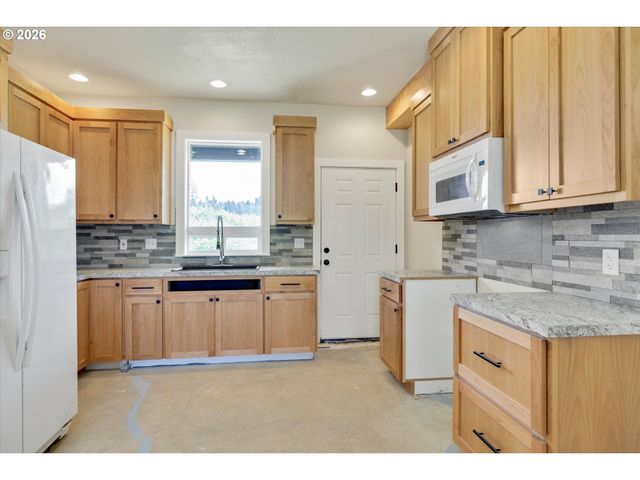 20530 S LELAND Rd, Oregon City, OR 97045