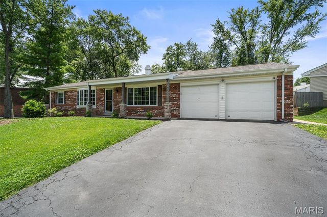 106 Bellechasse Drive, Chesterfield, MO 63017