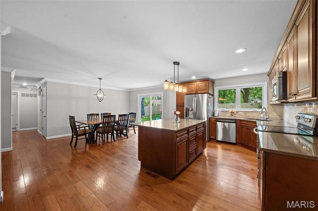 106 Bellechasse Drive, Chesterfield, MO 63017