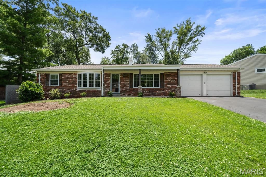 106 Bellechasse Drive, Chesterfield, MO 63017