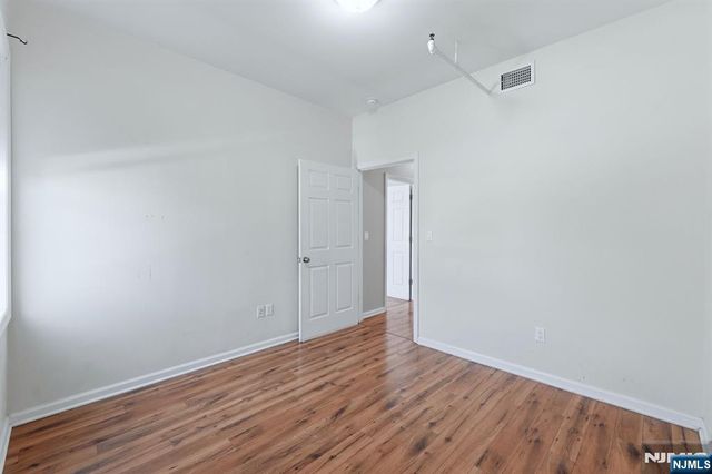 15 Wallington Avenue, Wallington, NJ 07057