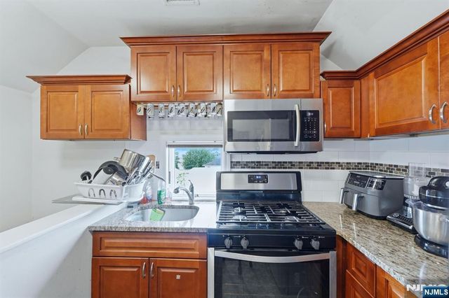 15 Wallington Avenue, Wallington, NJ 07057