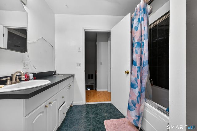 18 Cadbury Place, Naugatuck, CT 06770